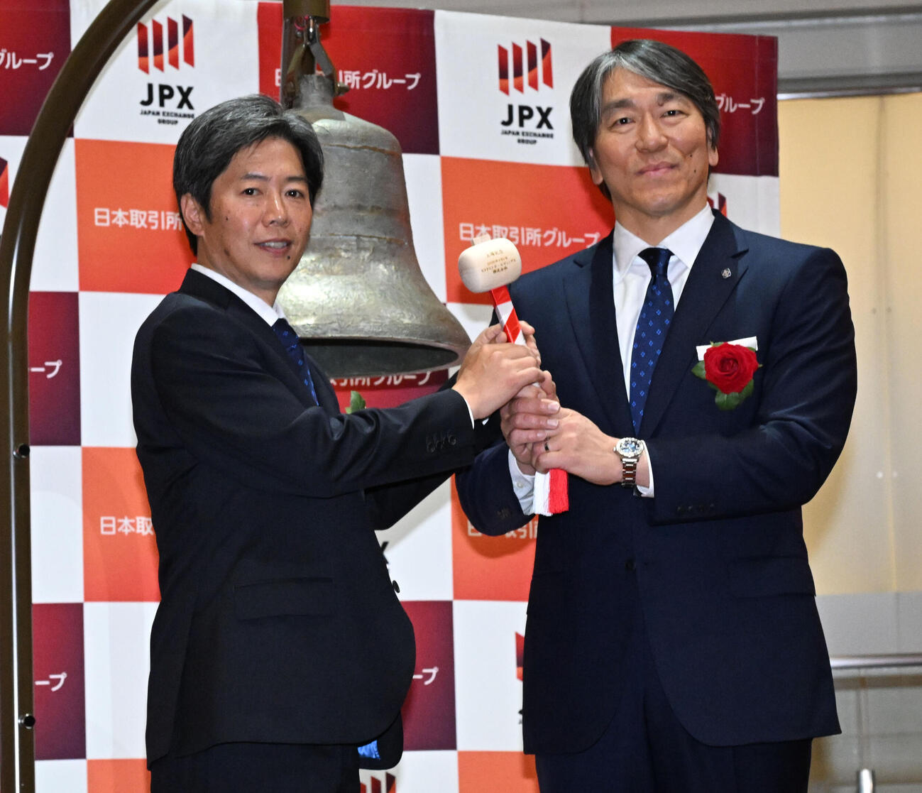 ヒトトヒトホールディングスの上場セレモニーで、打鐘に臨む松本社長（左）とアンバサダーを務める松井さん（撮影・千葉一成）