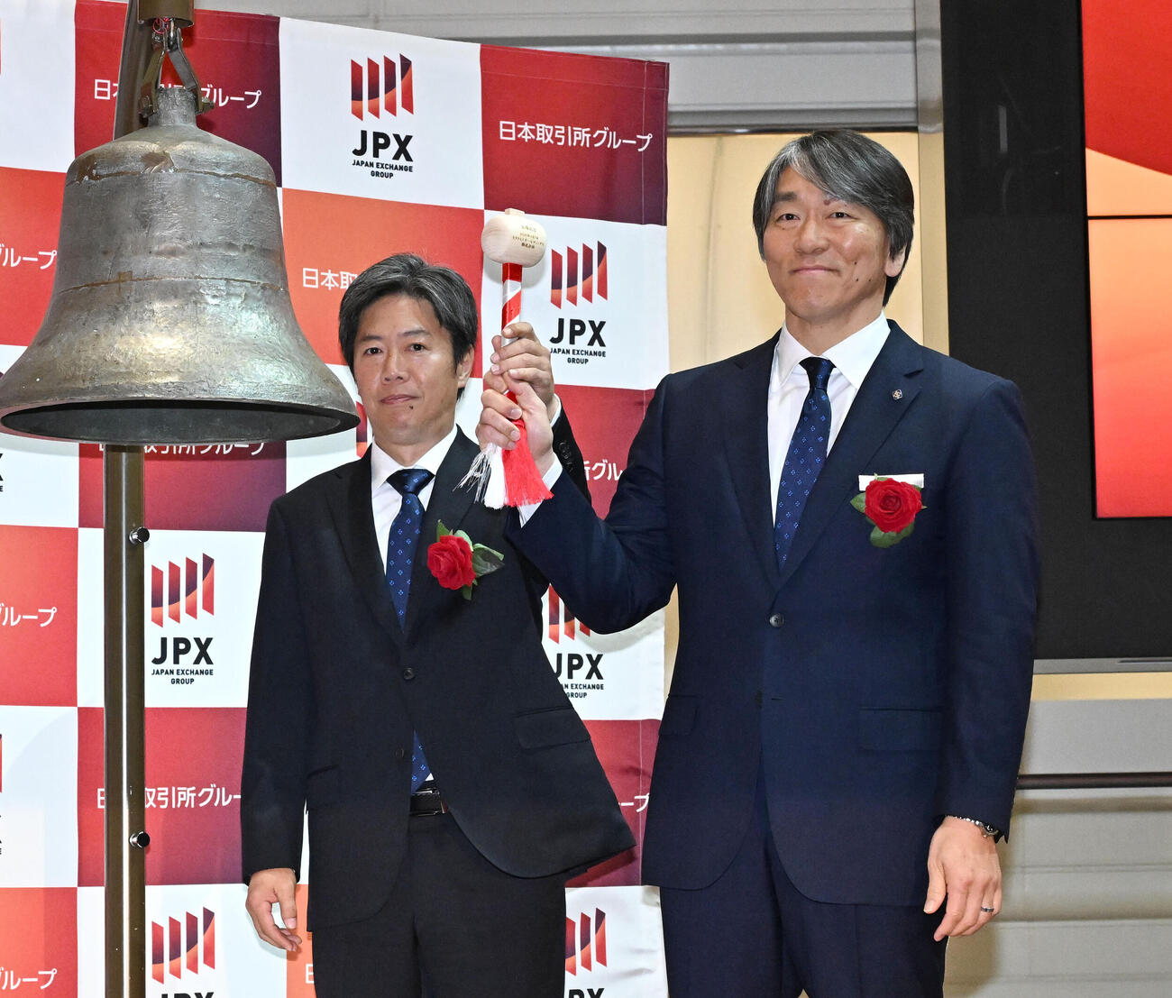 ヒトトヒトホールディングスの上場セレモニーで、打鐘に臨んだ松本社長（左）とアンバサダーを務める松井さん（撮影・千葉一成）