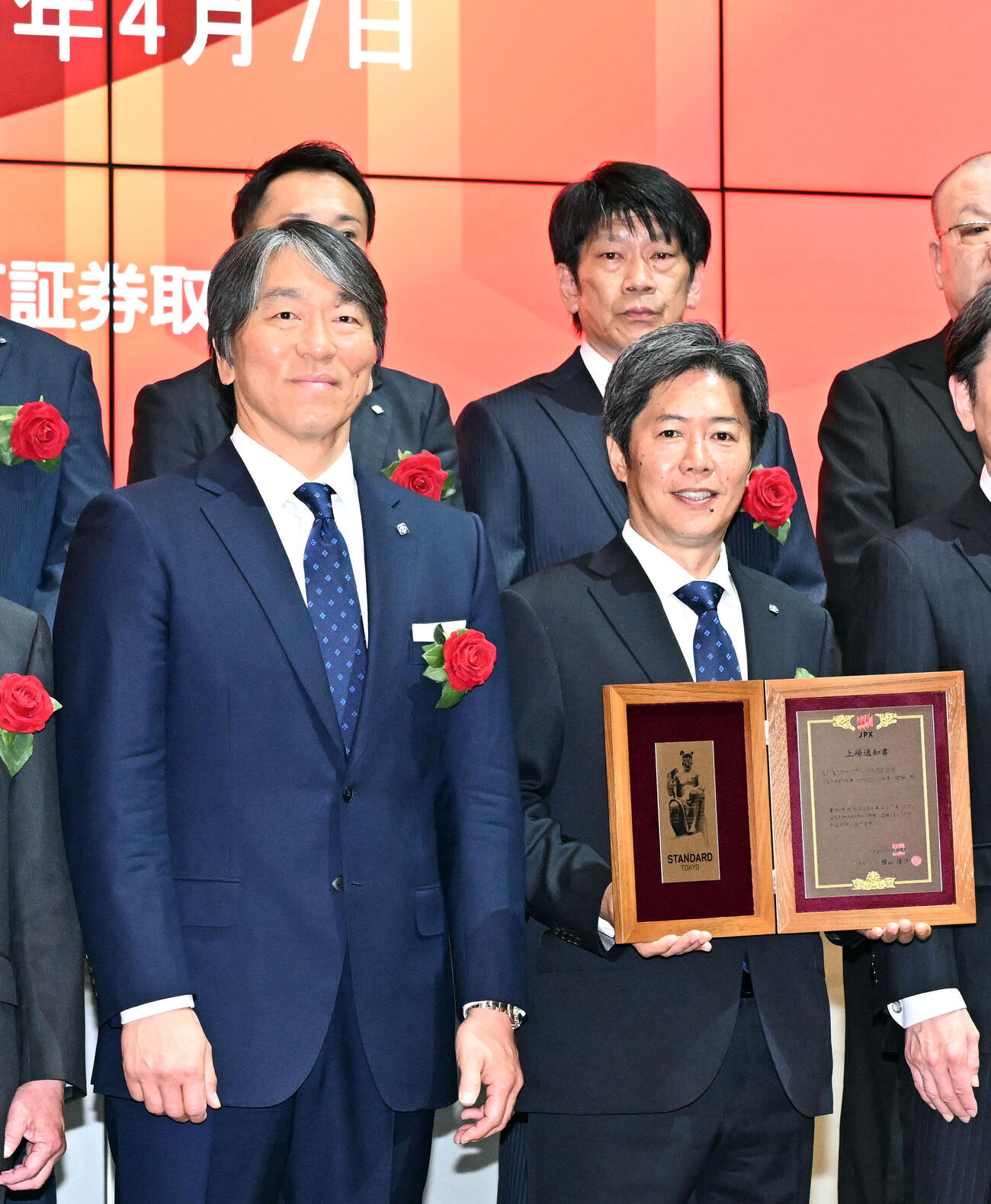ヒトトヒトホールディングスの上場セレモニーに出席した松本社長（前列右）とアンバサダーを務める松井さん（同左）ら関係者（撮影・千葉一成）