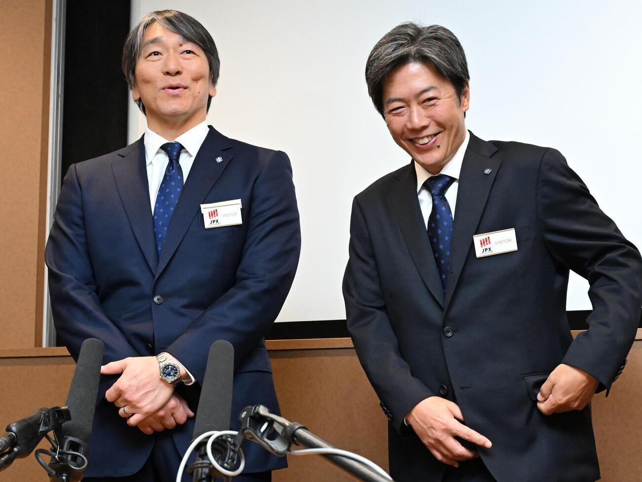 上場セレモニー後、取材対応するヒトトヒトホールディングスの松本社長（右）とアンバサダーを務める松井さん（撮影・千葉一成）