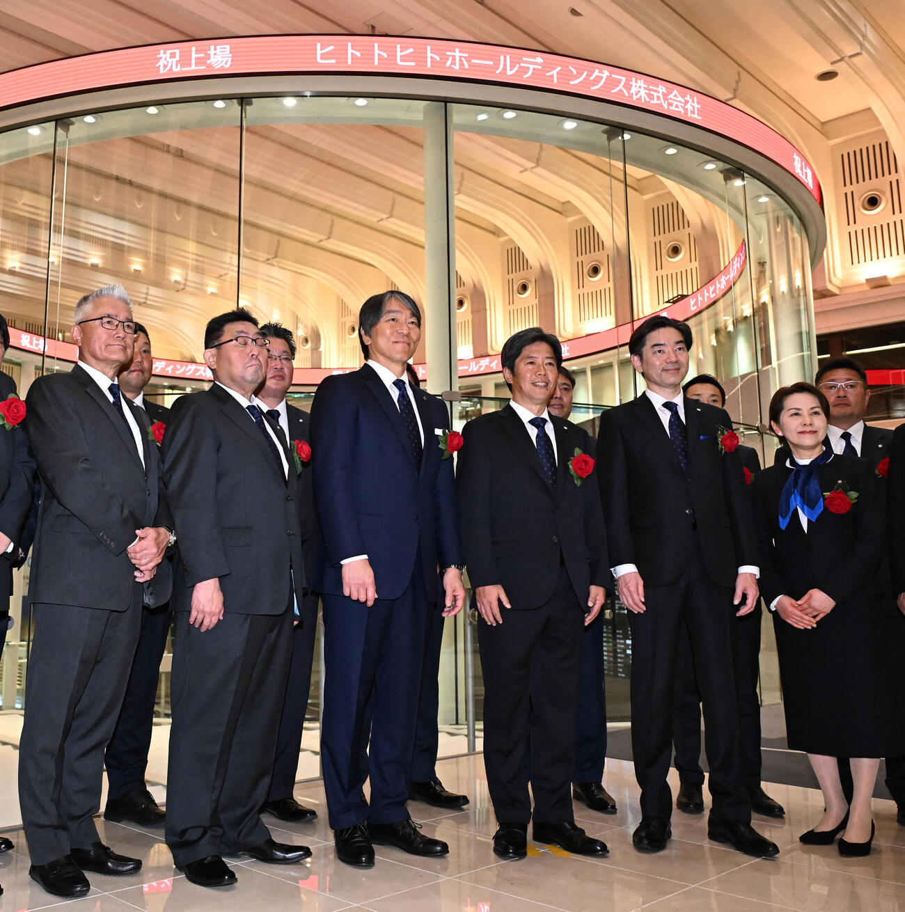 ヒトトヒトホールディングスの上場セレモニーに出席した松本社長（中央右）とアンバサダーを務める松井さん（同左）ら関係者（撮影・千葉一成）