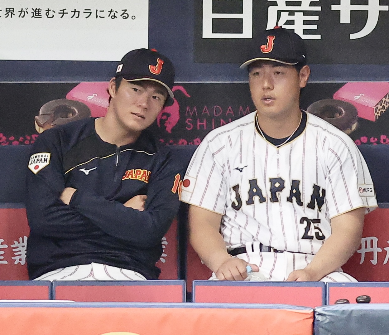 侍ジャパンで肩を並べる山本由伸（左）と、岡本和真（2026年3月撮影）
