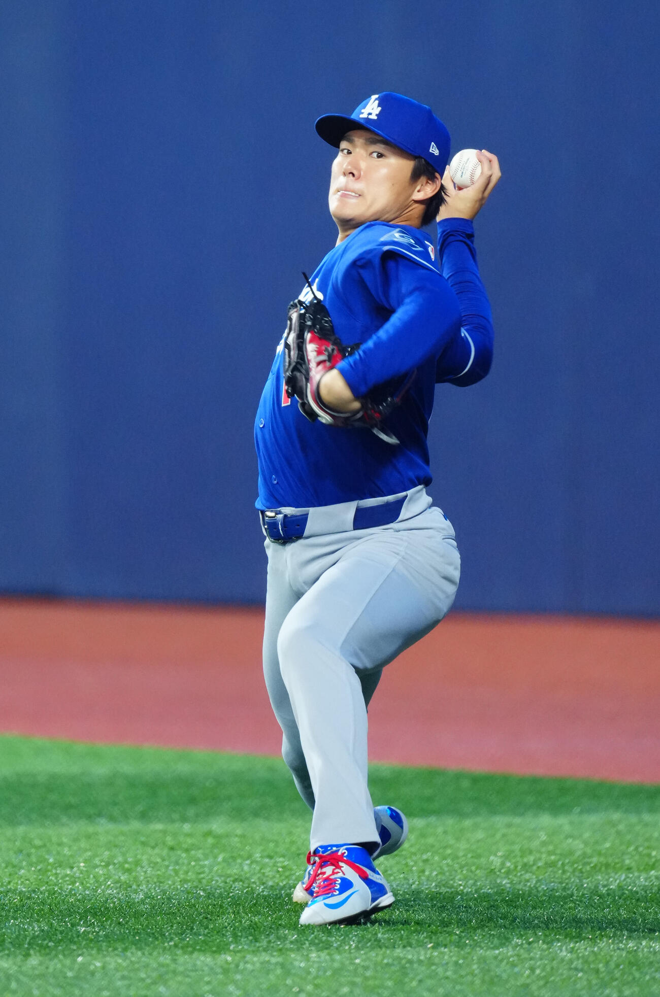 ブルージェイズ対ドジャース　試合前、投球練習するドジャース山本（撮影・垰建太）