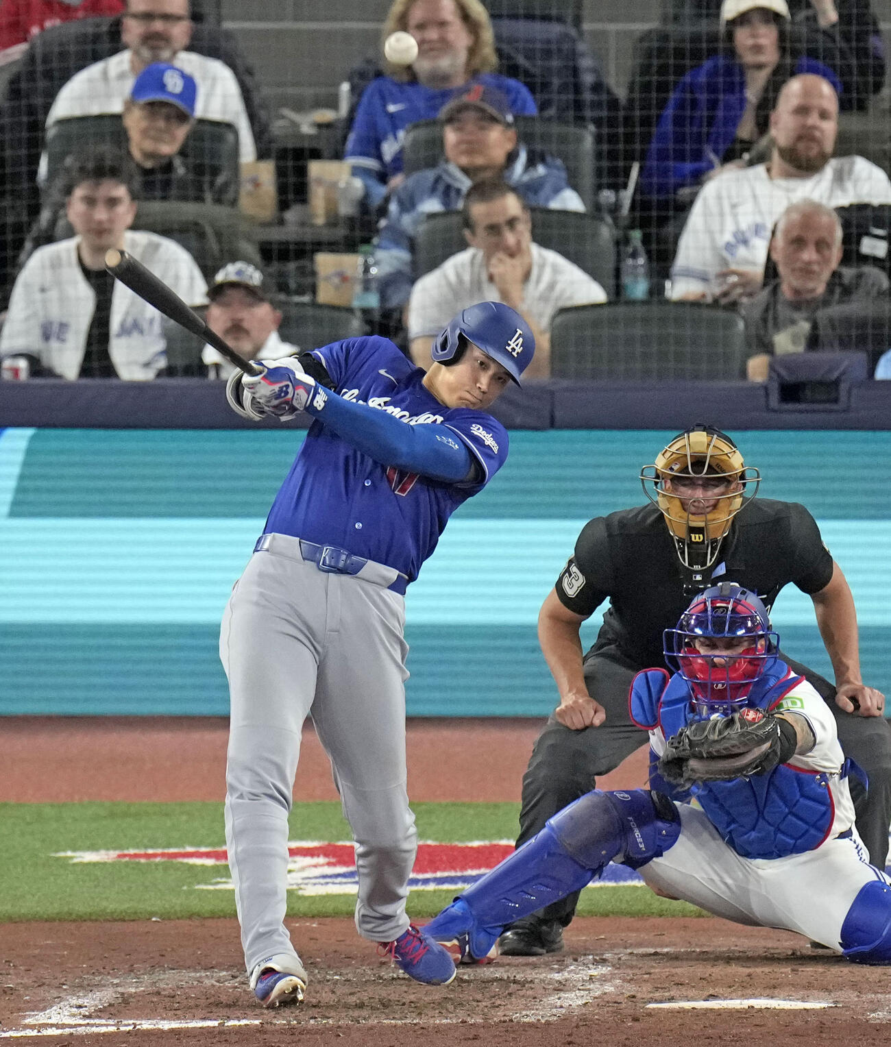 ブルージェイズ戦の6回、2試合連続本塁打となる3号ソロを放つドジャース・大谷＝トロント（共同）