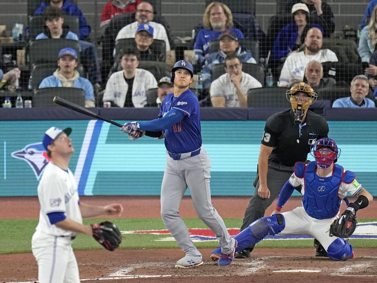 ブルージェイズ戦の6回、2試合連続本塁打となる3号ソロを放つドジャース・大谷＝トロント（共同）
