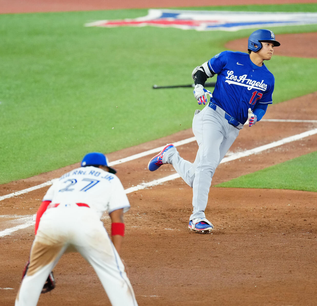 ブルージェイズ対ドジャース　6回表ドジャース無死、ソロ本塁打を放つ大谷。手前は肩を落とすゲレロ＝2026年4月6日（現地時間）