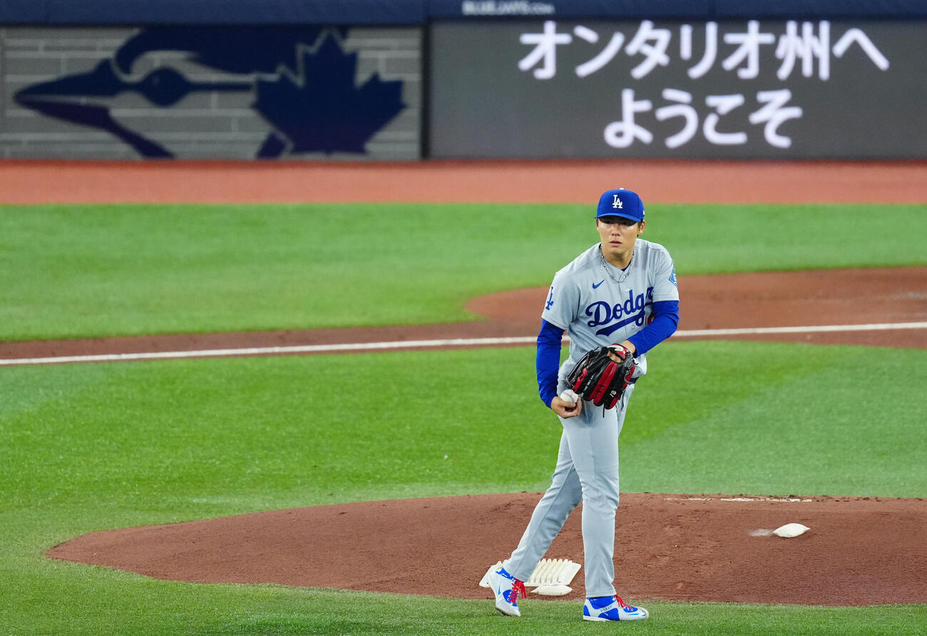 ブルージェイズ対ドジャース　先発のマウンドに上がるドジャース山本（撮影・垰建太）