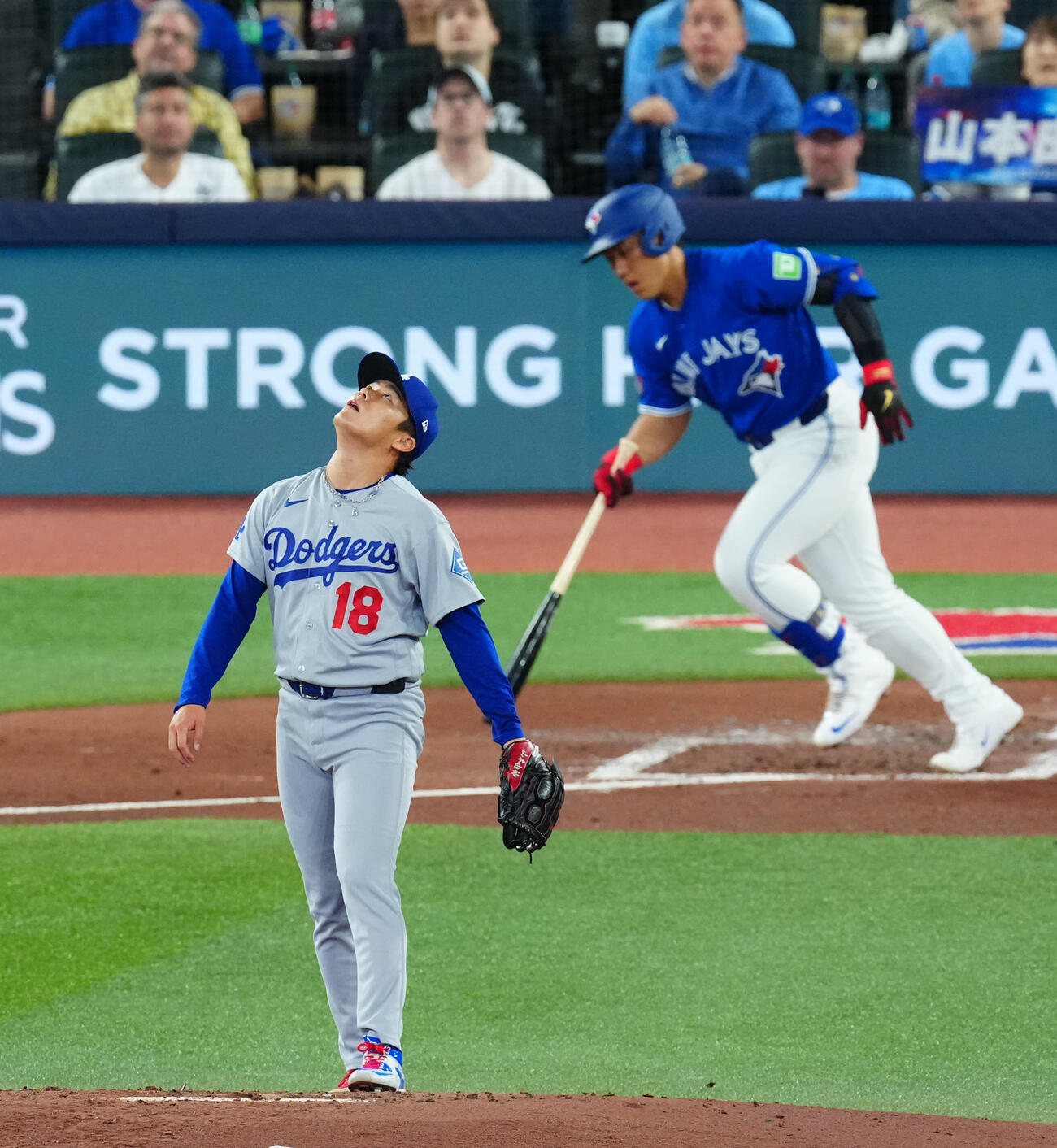 ブルージェイズ対ドジャース　2回裏ブルージェイズ無死二塁、岡本を二飛に打ち取る山本（撮影・垰建太）