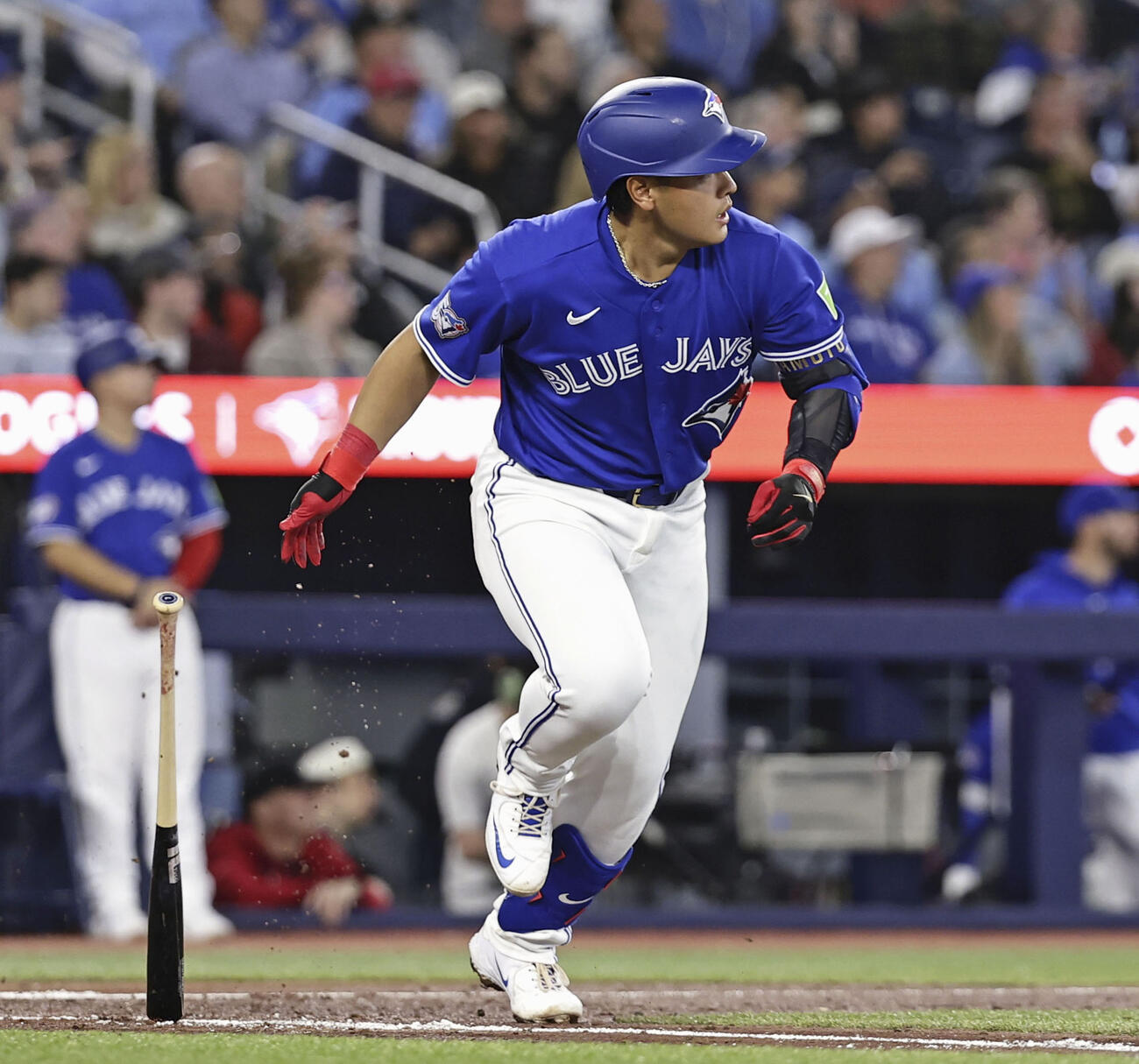 ドジャース戦の5回、左飛に倒れるブルージェイズ・岡本＝トロント（共同）