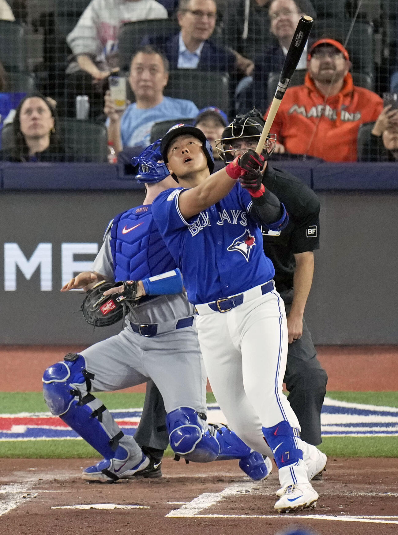 ドジャース戦の2回、二飛に倒れるブルージェイズ岡本（共同）