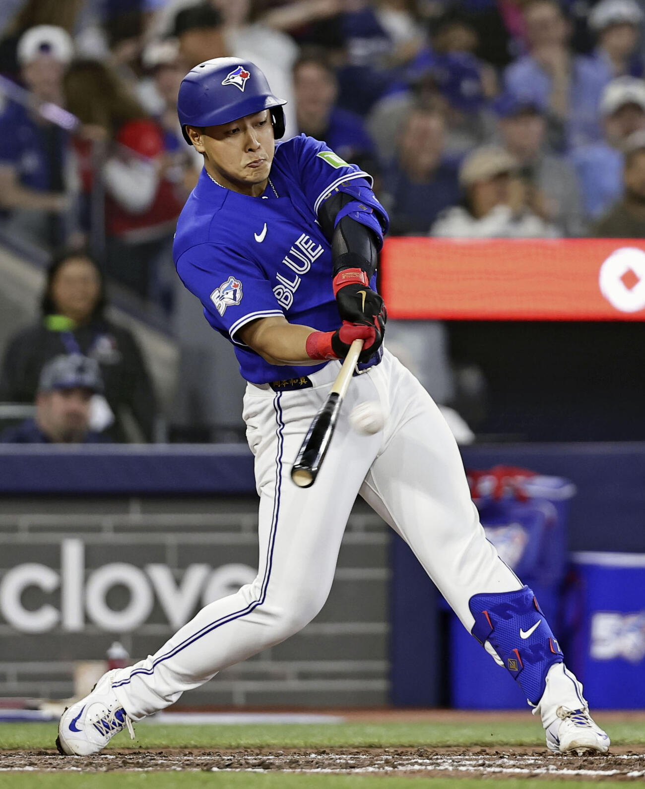 ドジャース戦の7回、二塁打を放つブルージェイズ・岡本＝トロント（共同）