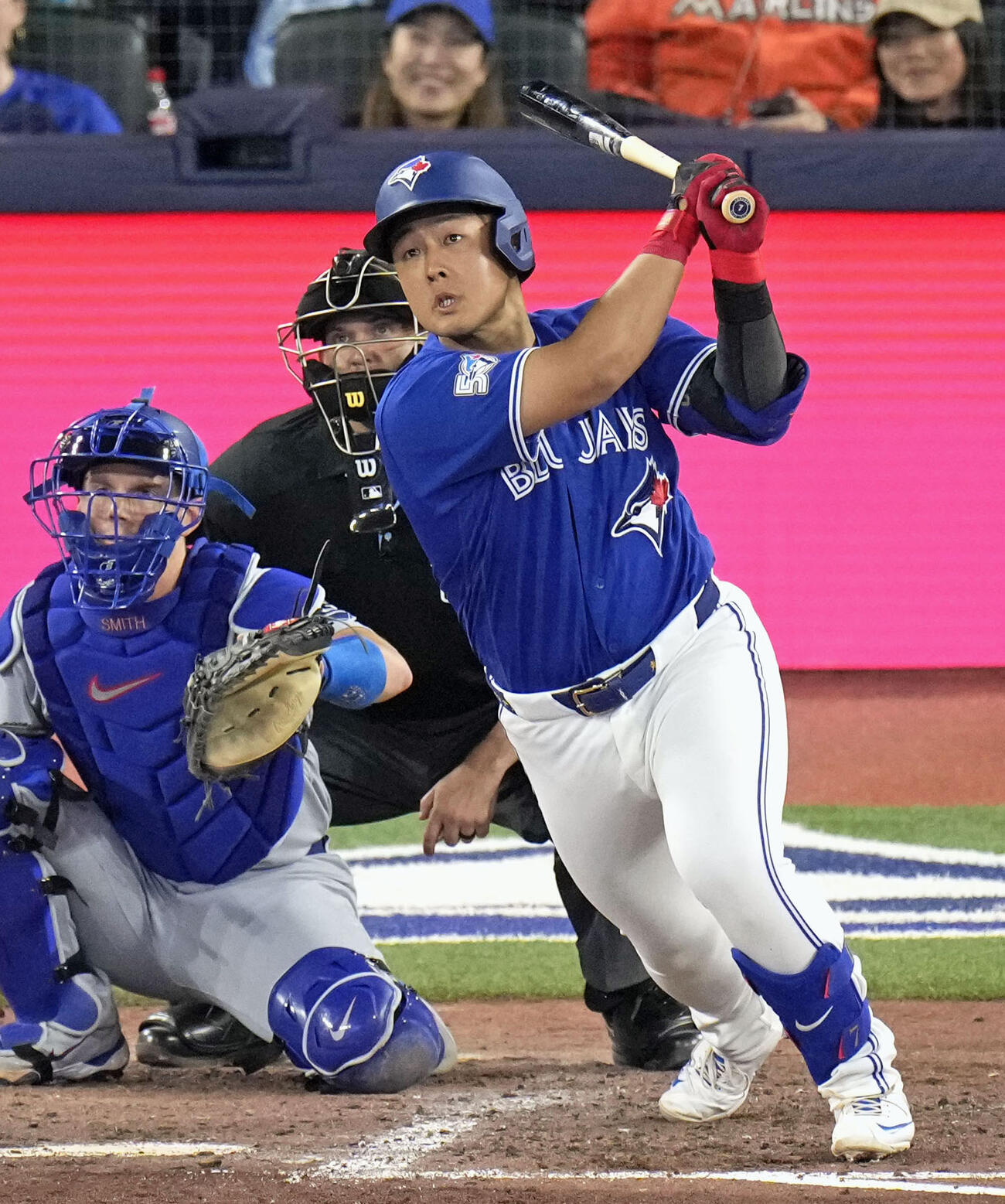ドジャース戦の7回、二塁打を放つブルージェイズ・岡本＝トロント（共同）