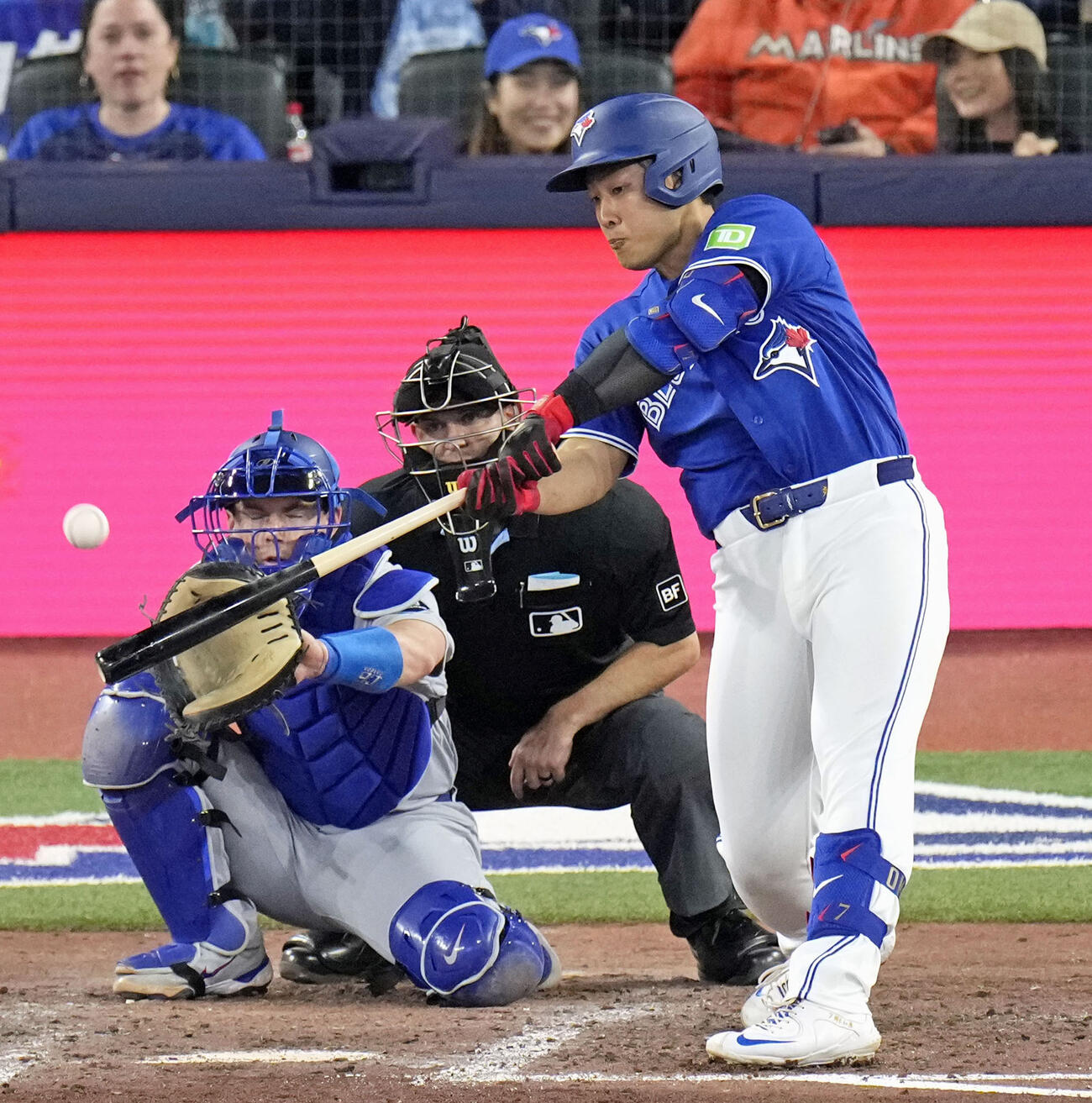 ドジャース戦の7回、二塁打を放つブルージェイズ・岡本＝トロント（共同）