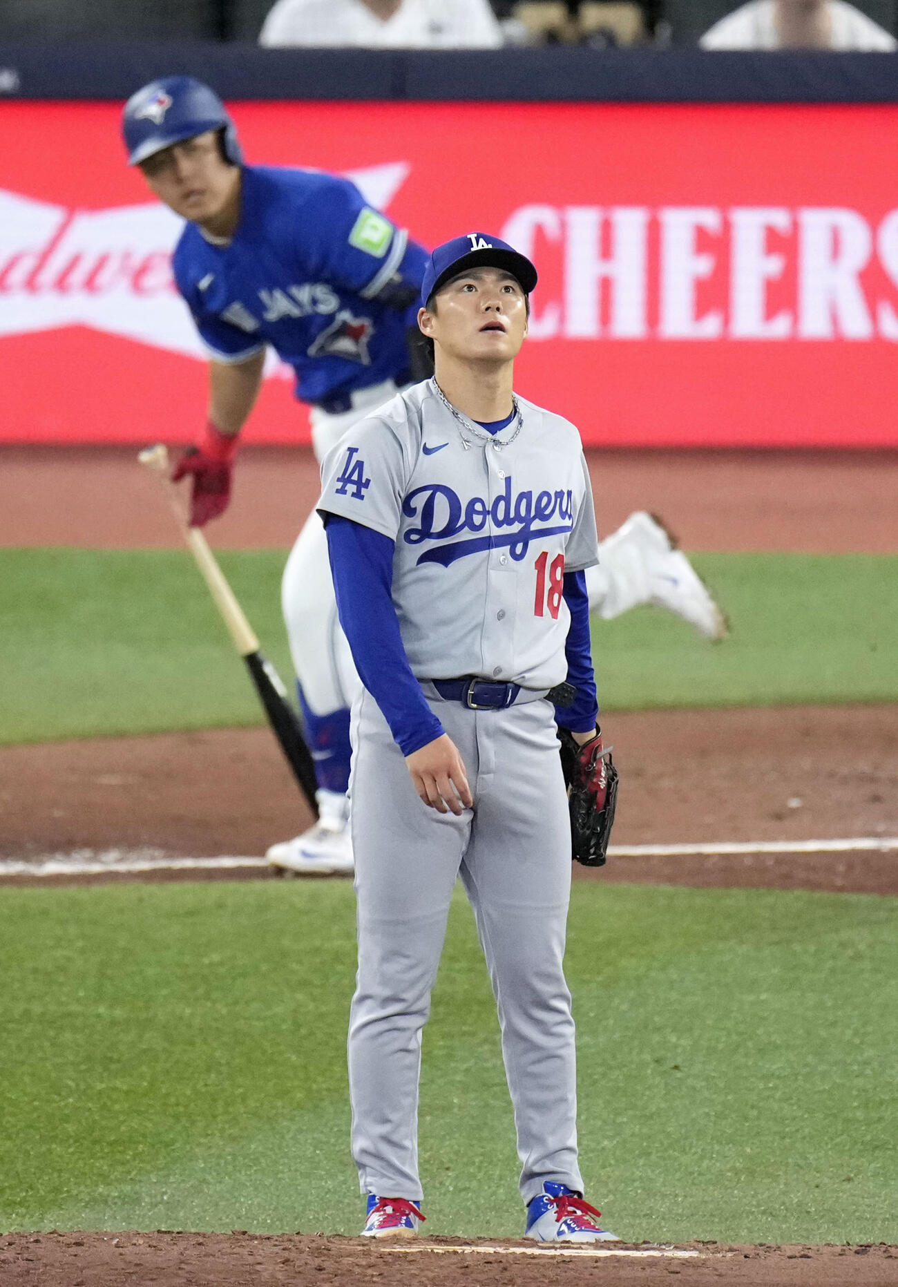 ブルージェイズ戦の5回、岡本（奥）を左飛に打ち取るドジャース・山本＝トロント（共同）