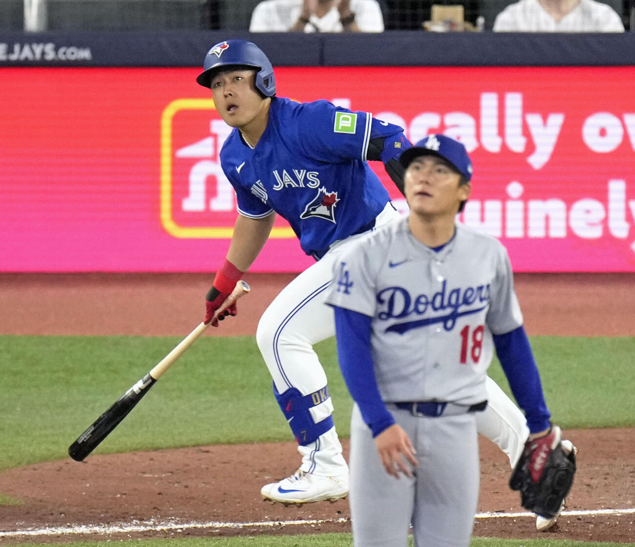 ドジャース戦の7回、山本（手前）から二塁打を放つブルージェイズ・岡本＝トロント（共同）