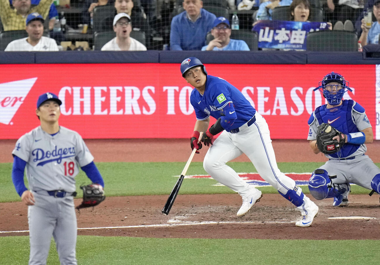 ドジャース戦の5回、左飛に倒れるブルージェイズ・岡本。投手山本＝トロント（共同）