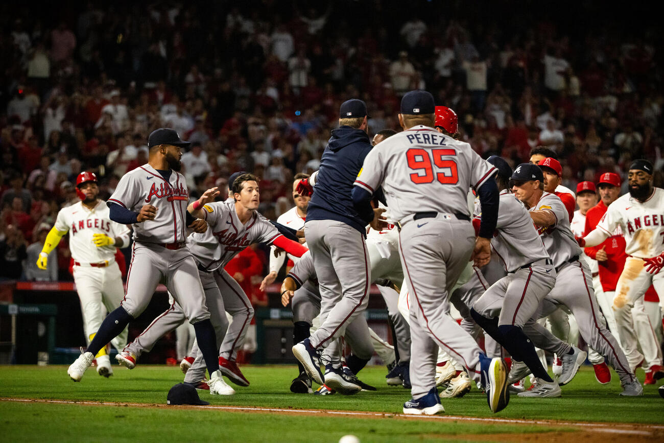 5回、エンゼルスとブレーブスの選手が入り乱れて乱闘が発生（AP）