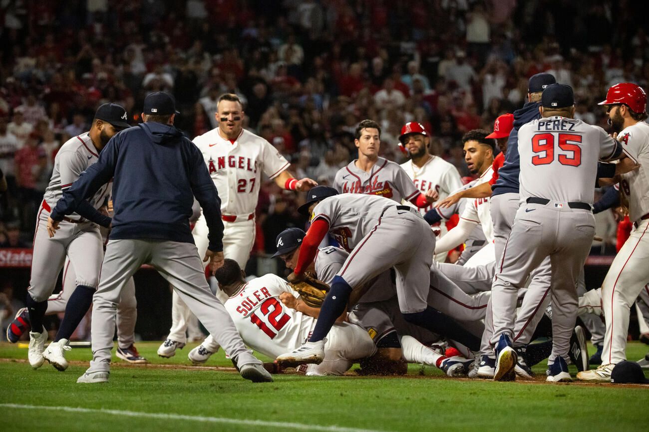 5回、エンゼルスとブレーブスの選手が入り乱れて乱闘が発生（AP）
