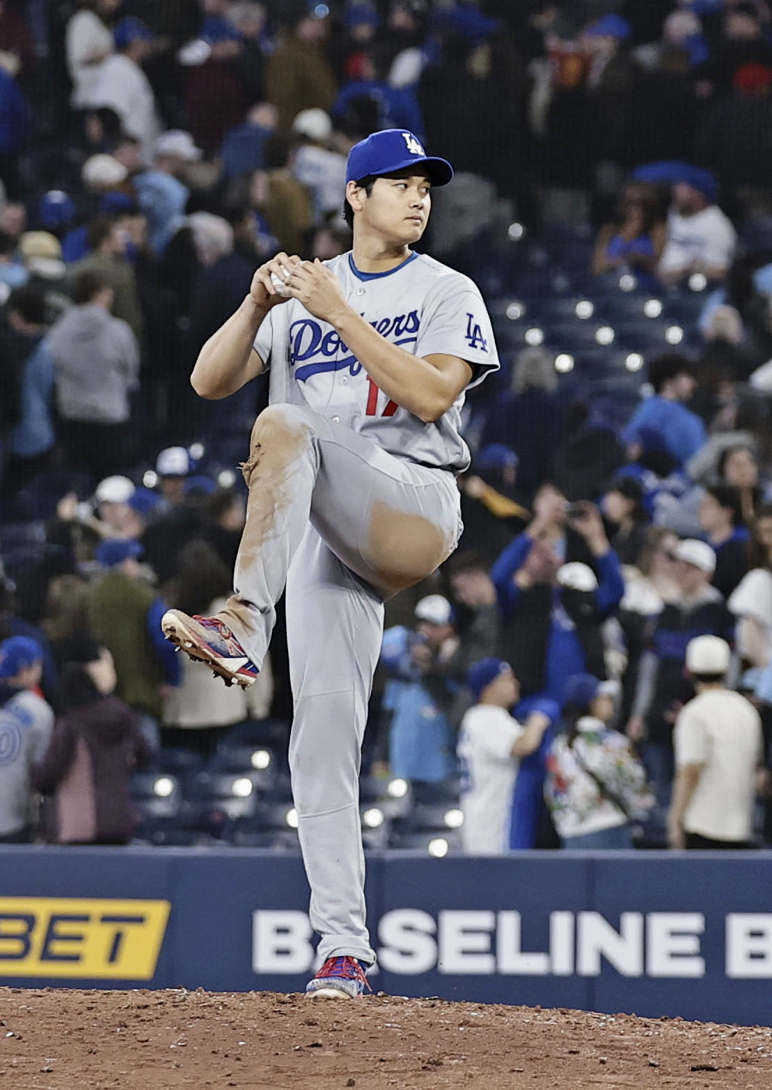 試合後、マウンドで投球動作を確認するドジャース大谷（共同）