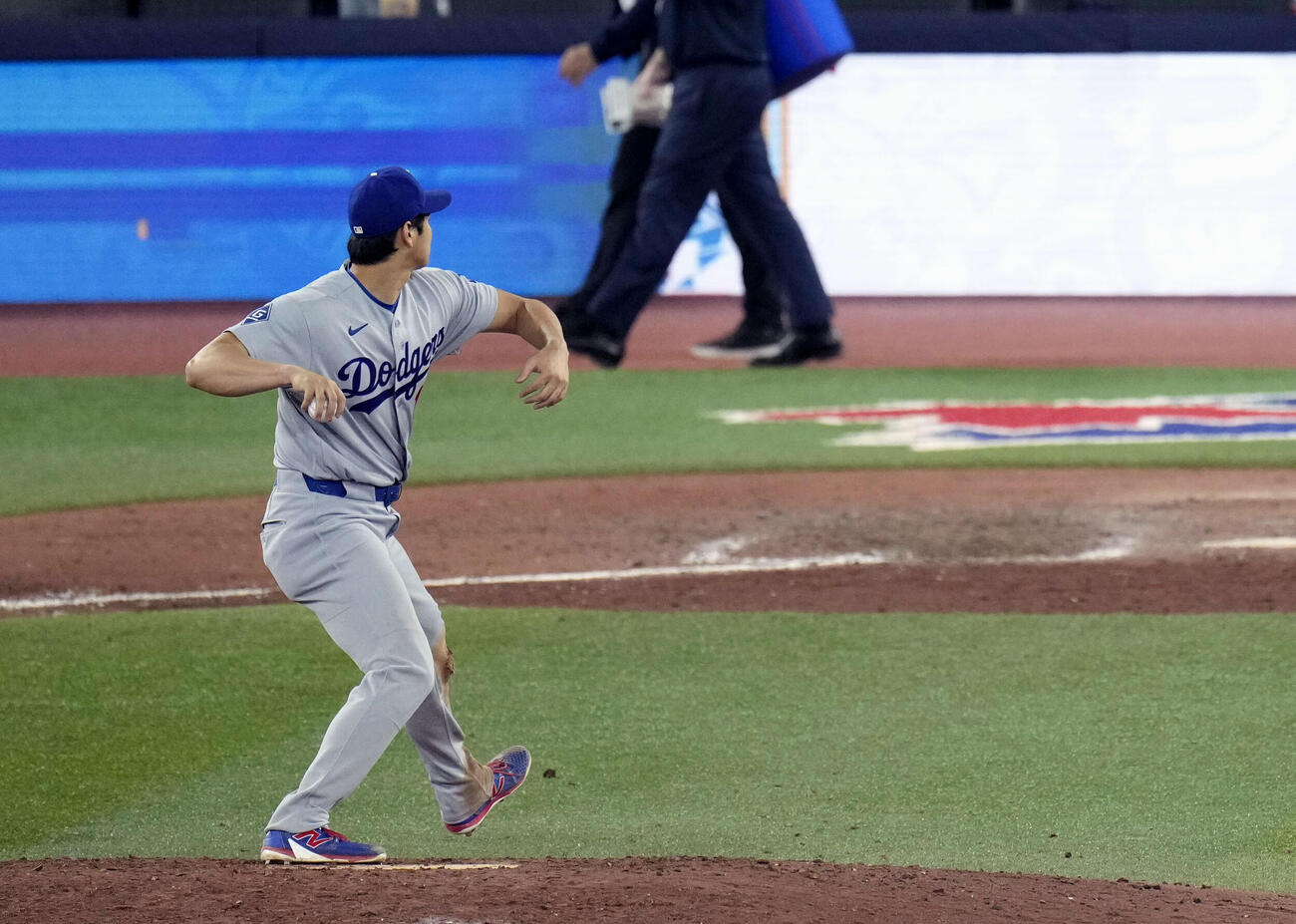 試合後、マウンドで投球動作を確認するドジャース大谷（共同）
