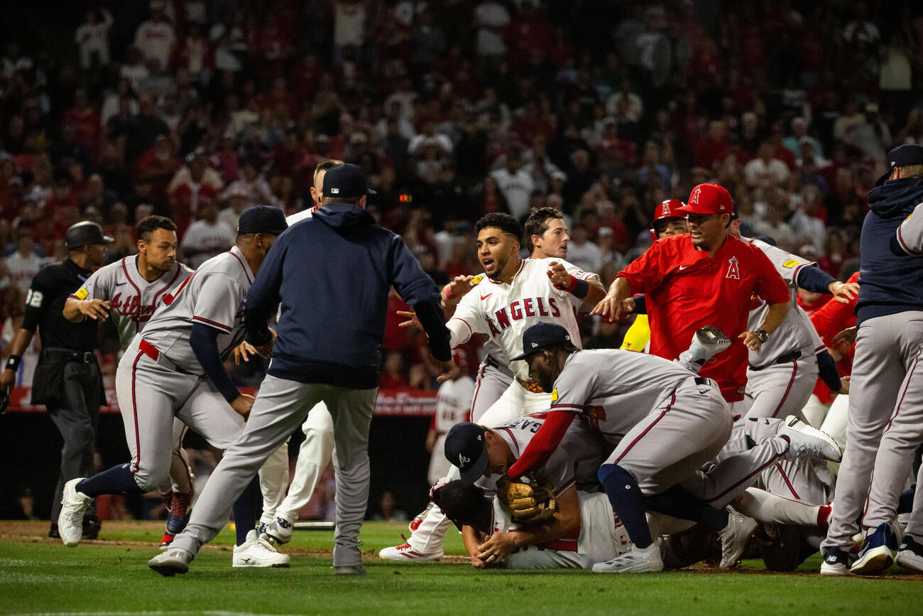 5回、エンゼルスとブレーブスの選手が入り乱れて乱闘が発生（AP）