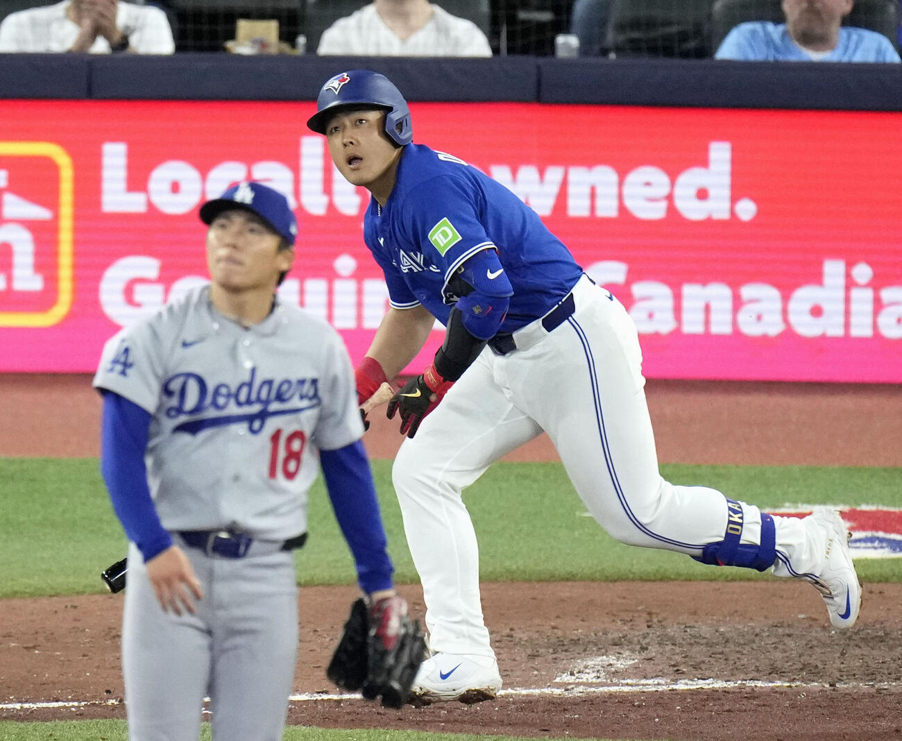 ドジャース戦の7回、山本（手前）から二塁打を放つブルージェイズ・岡本＝トロント（共同）