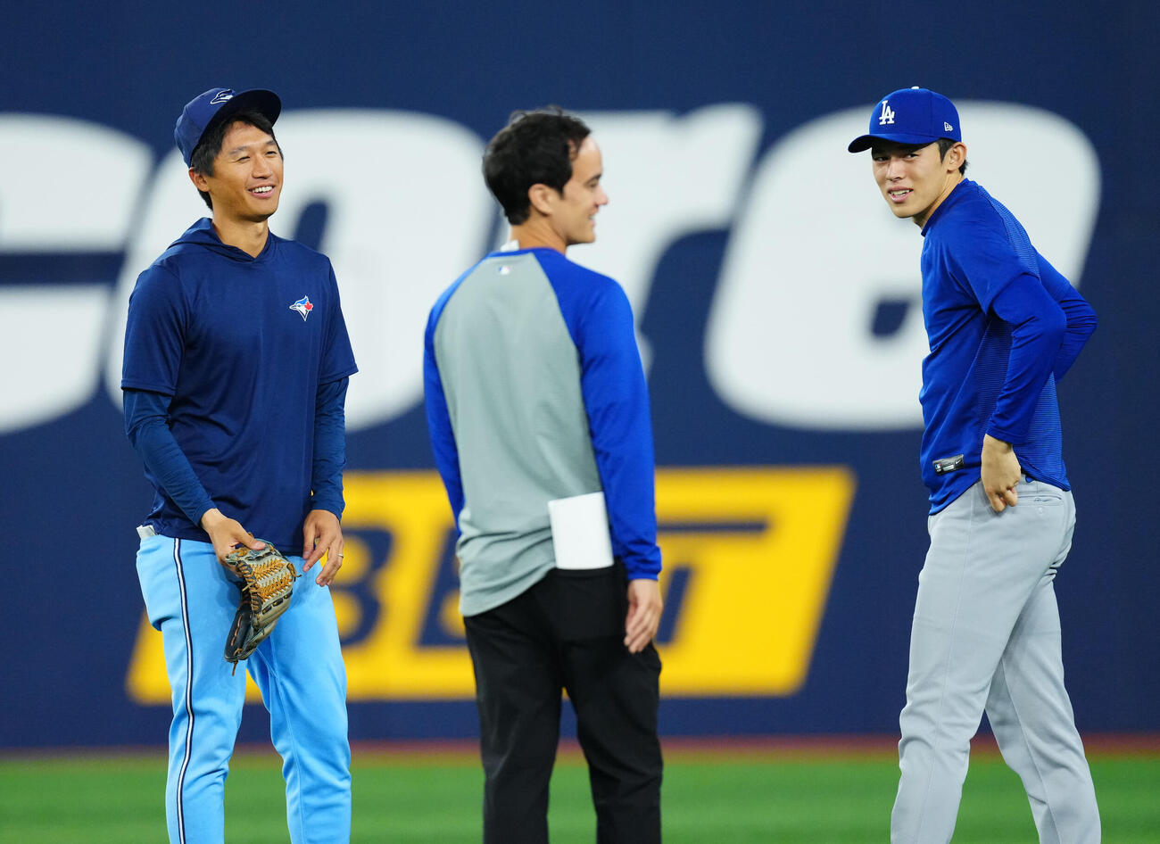 ブルージェイズ対ドジャース　試合前練習中、ブルージェイズ加藤氏（左）と談笑するドジャース佐々木（右）（撮影・垰建太）