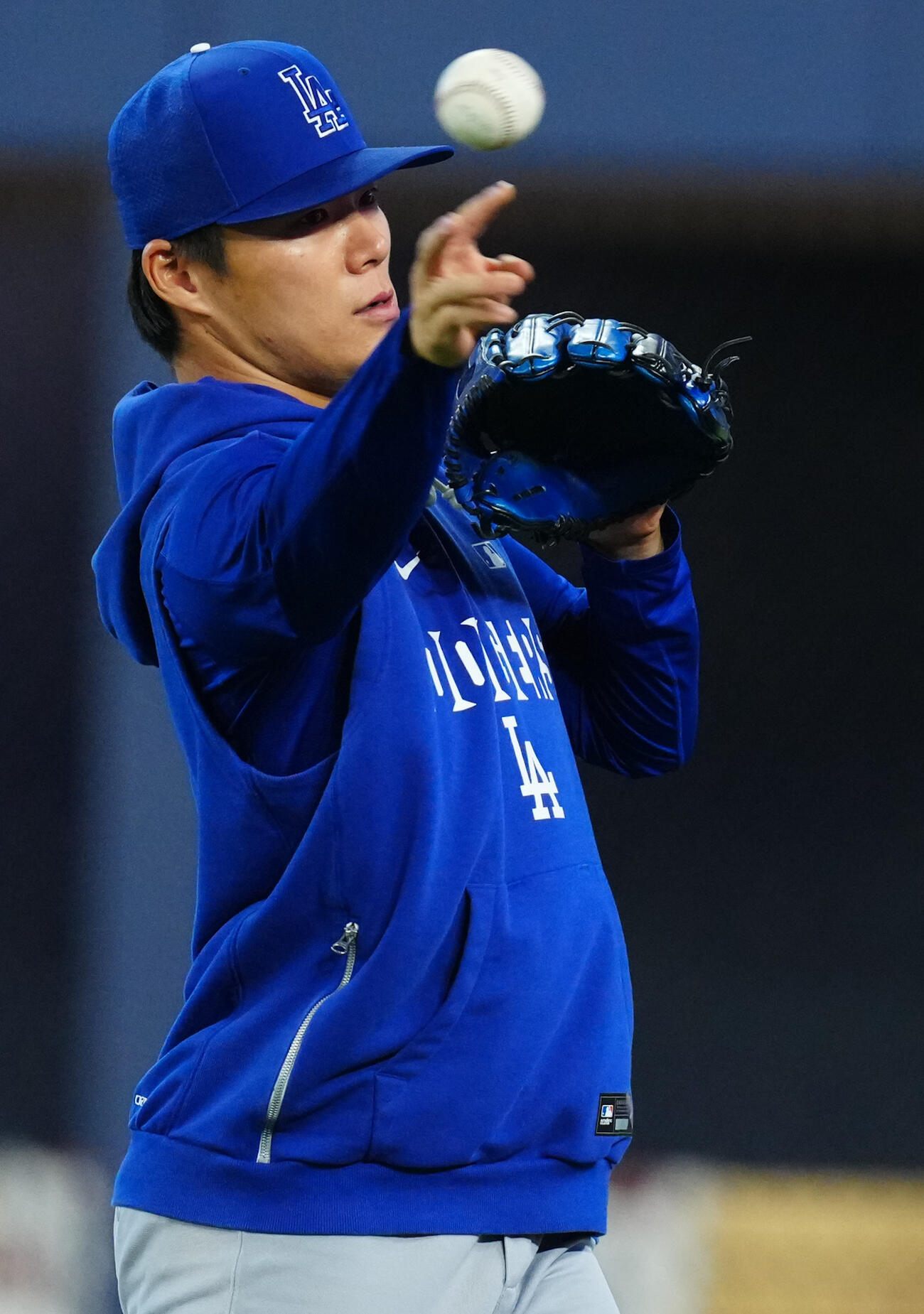 ブルージェイズ対ドジャース　試合前練習で調整するドジャース山本（撮影・垰建太）