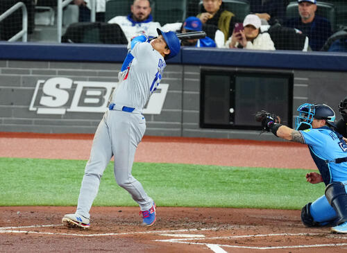 ブルージェイズ対ドジャース 3回表ドジャース2死、空振り三振に倒れる大谷(撮影・垰建太)