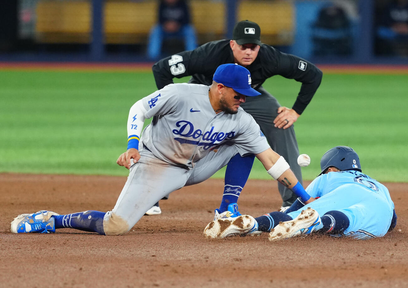 ブルージェイズ対ドジャース　8回裏ブルージェイズ1死一、三塁、ヒメネス（右）の二盗でスミスの送球が逸れ遊撃手ロハスは捕球できず失点を許す（撮影・垰建太）