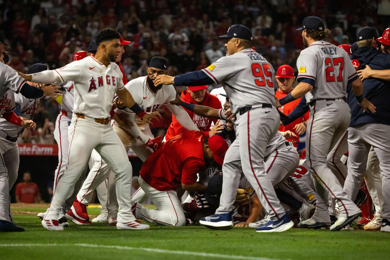 5回、エンゼルスとブレーブスの選手が入り乱れて乱闘が発生（AP）