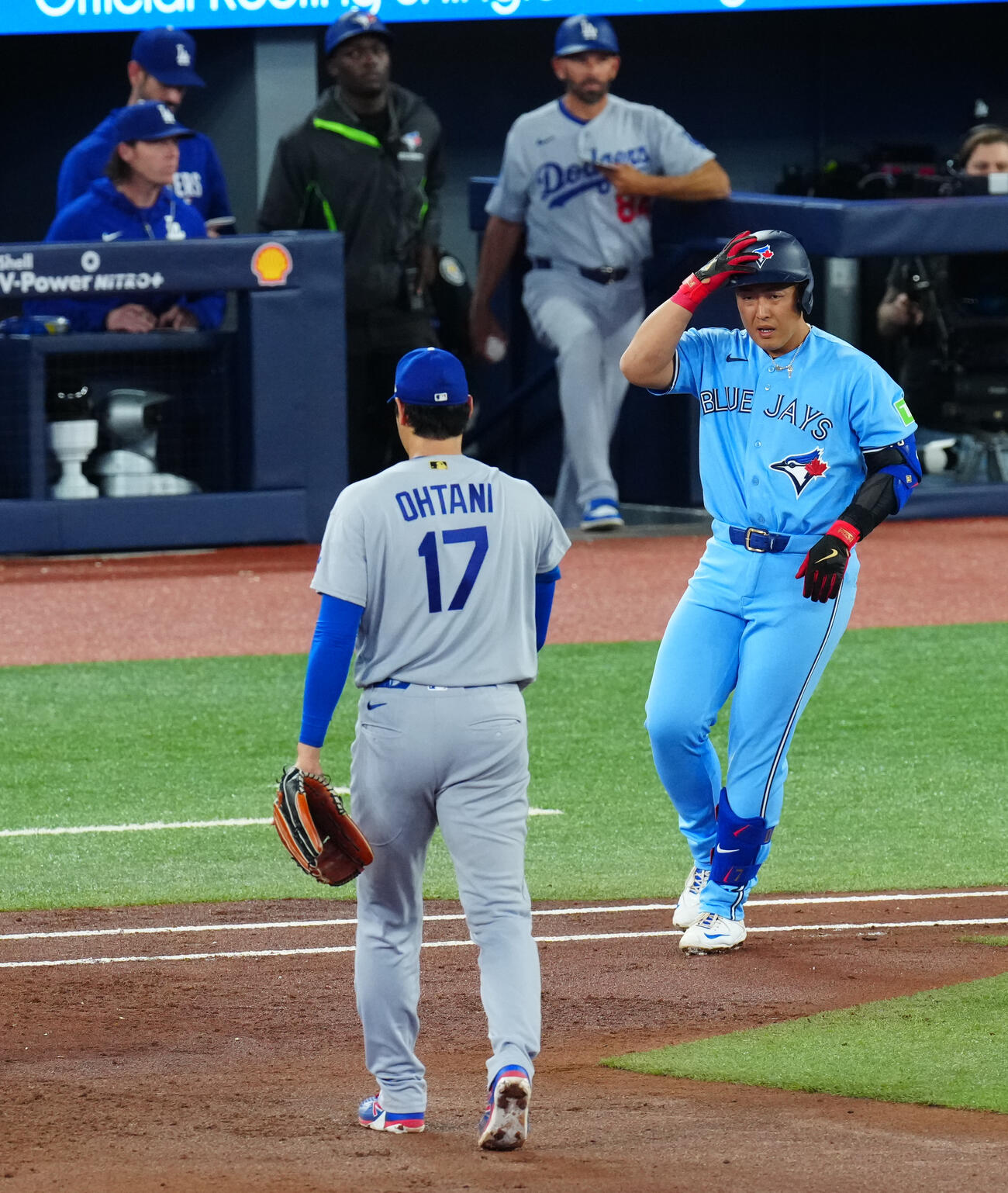 ブルージェイズ対ドジャース　3回裏ブルージェイズ2死二塁、大谷（左）に一飛に打ち取られた岡本（撮影・垰建太）