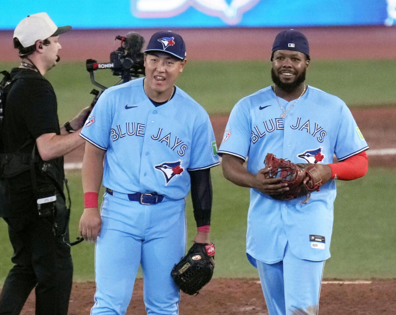 ドジャースに勝利し、笑顔を見せるブルージェイズ・岡本。右はゲレロ＝トロント（共同）