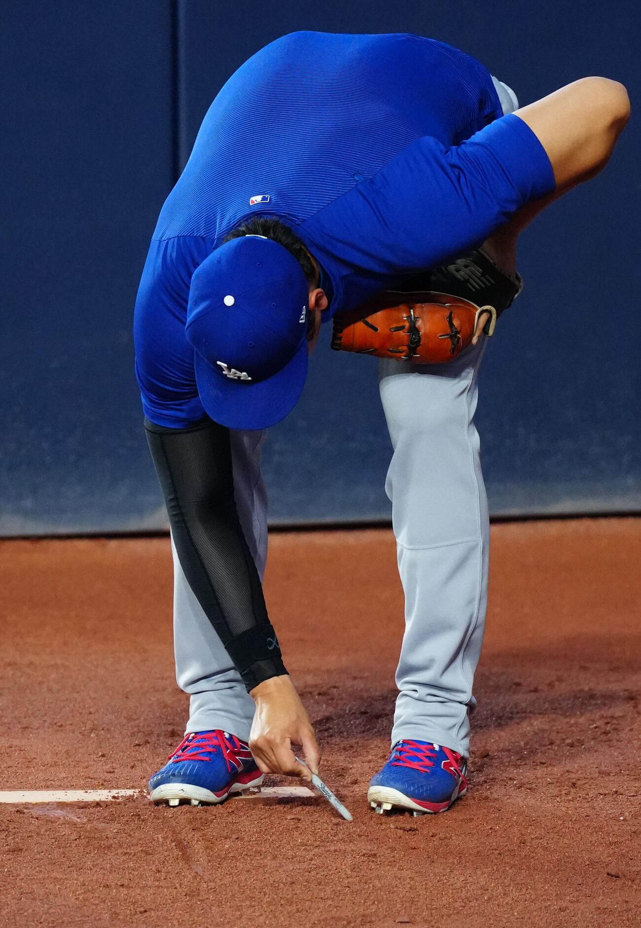 ブルージェイズ対ドジャース　試合前、ブルペンで立ち位置付近に印をつけるドジャース大谷（2026年4月7日撮影）