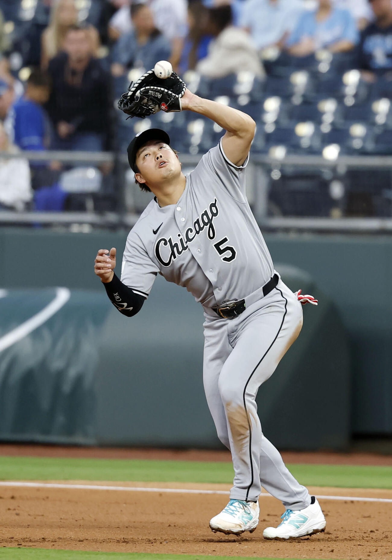 ロイヤルズ戦の1回、ウィットの飛球を落球するホワイトソックスの一塁手村上（共同）