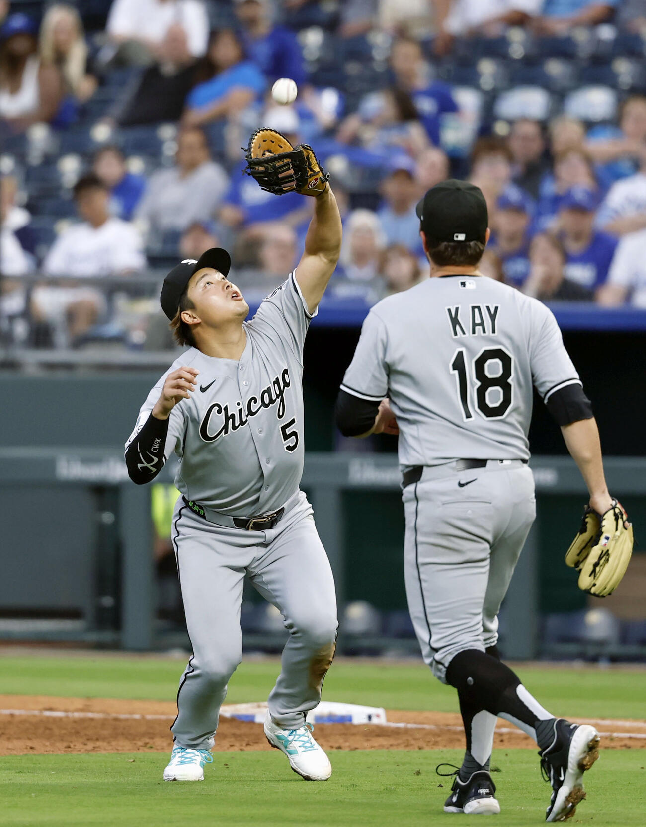 ロイヤルズ戦の3回、ペレスの一飛を捕球するホワイトソックス村上（共同）
