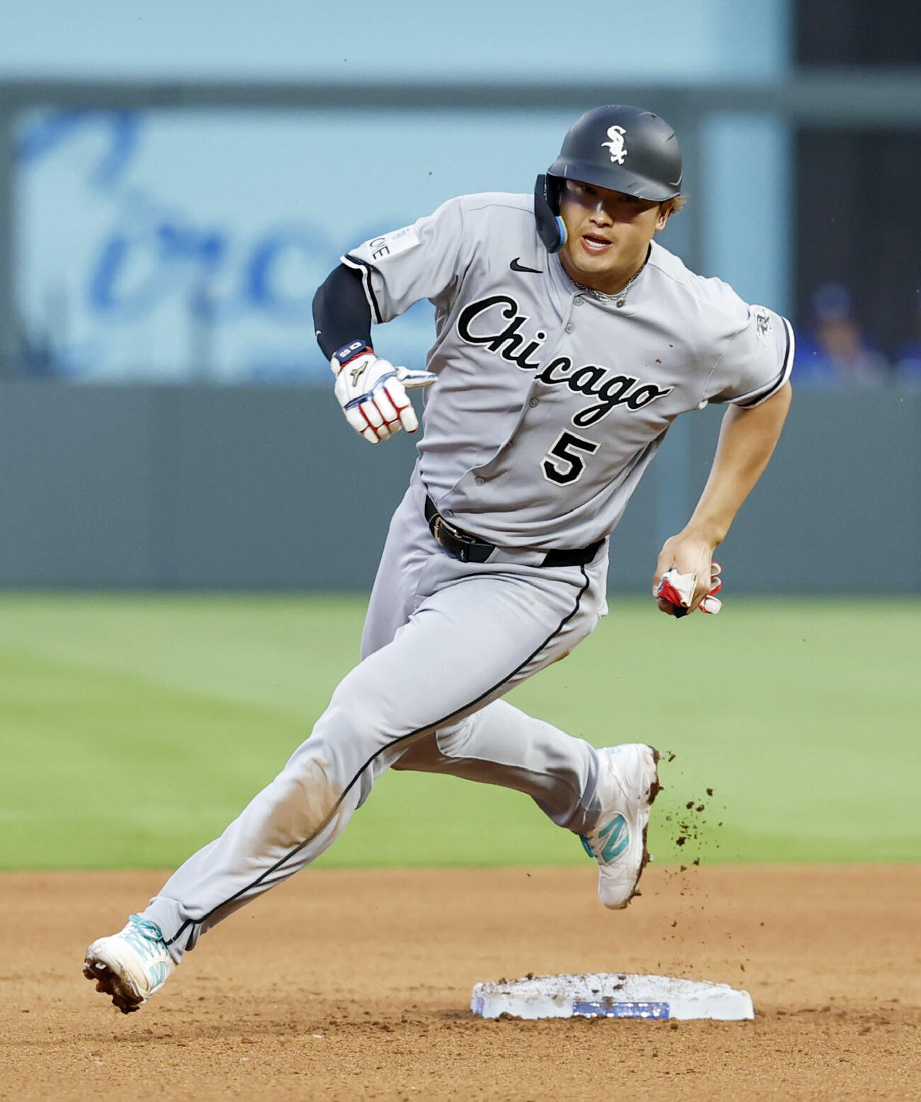 ロイヤルズ戦の4回、モンゴメリーの二塁打でホワイトソックスの一走村上が先制の生還（共同）