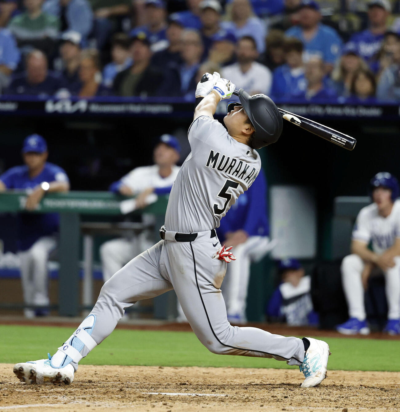 ロイヤルズ戦の8回、一邪飛に倒れるホワイトソックス村上。2打数無安打、2四球だった（共同）