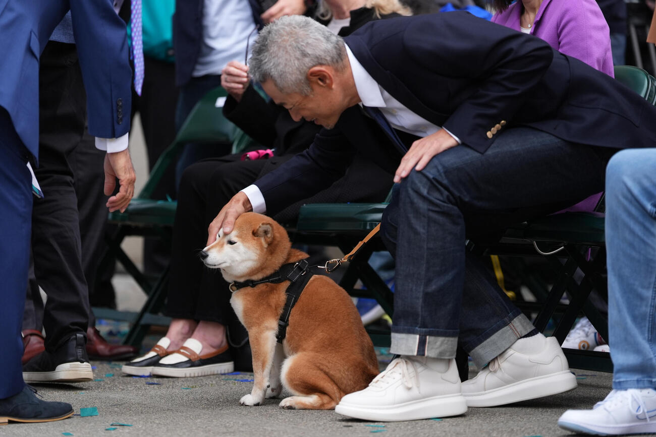 除幕式に参加したイチローさんの愛犬姫弓（AP）