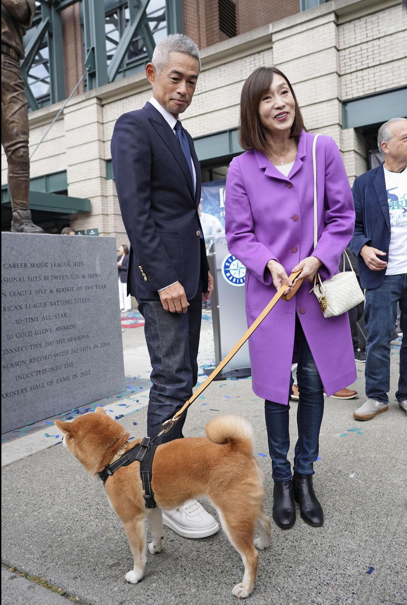 銅像除幕式に出席したイチローさんと妻の弓子さん（共同）