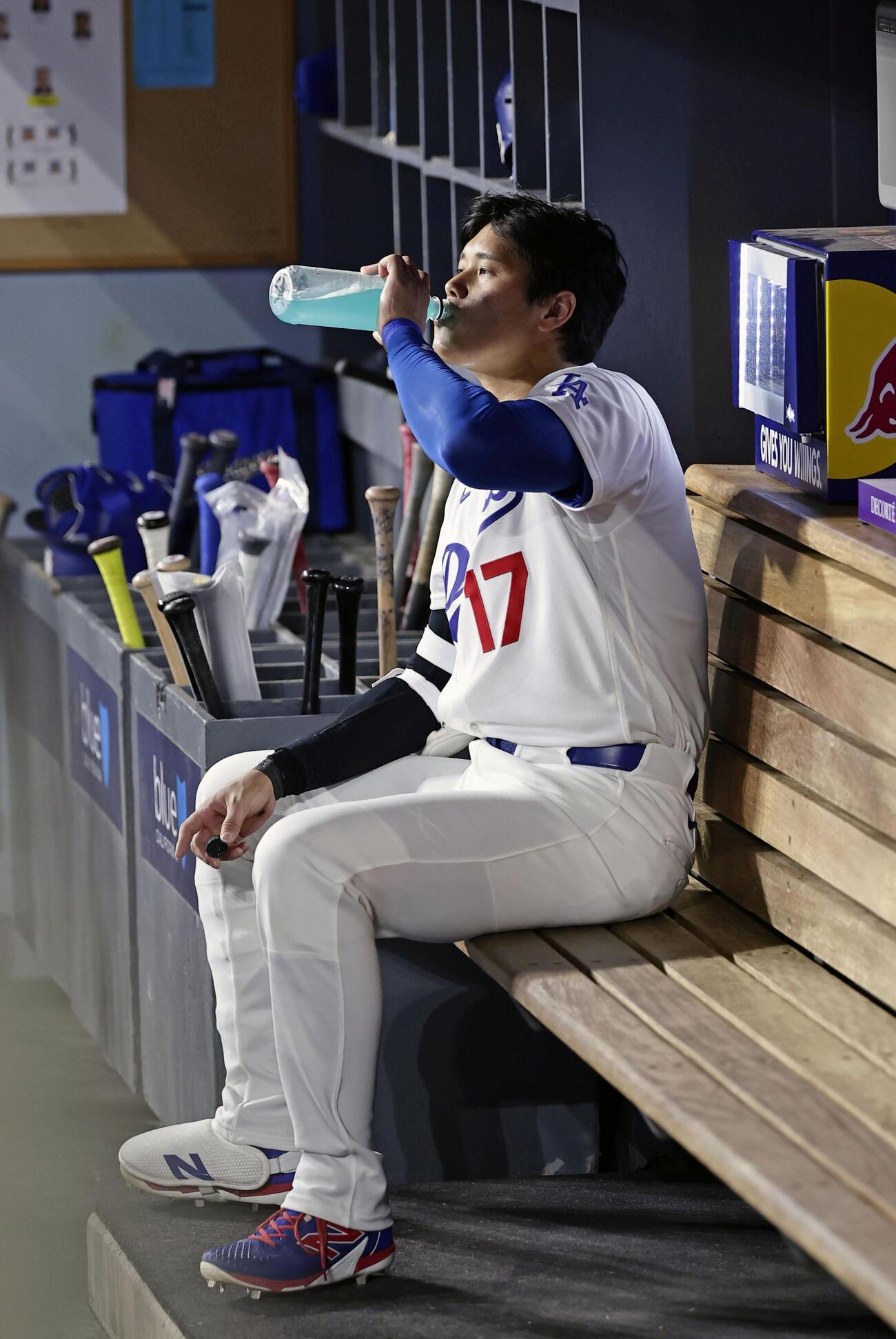 レンジャーズ戦のベンチで飲み物を口にするドジャース・大谷＝ロサンゼルス（共同）