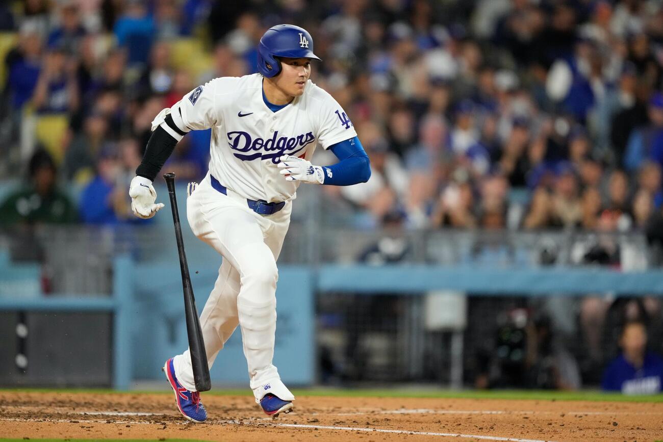 ドジャース大谷翔平はレンジャーズ戦５回の第３打席に右前打を放った（AP)