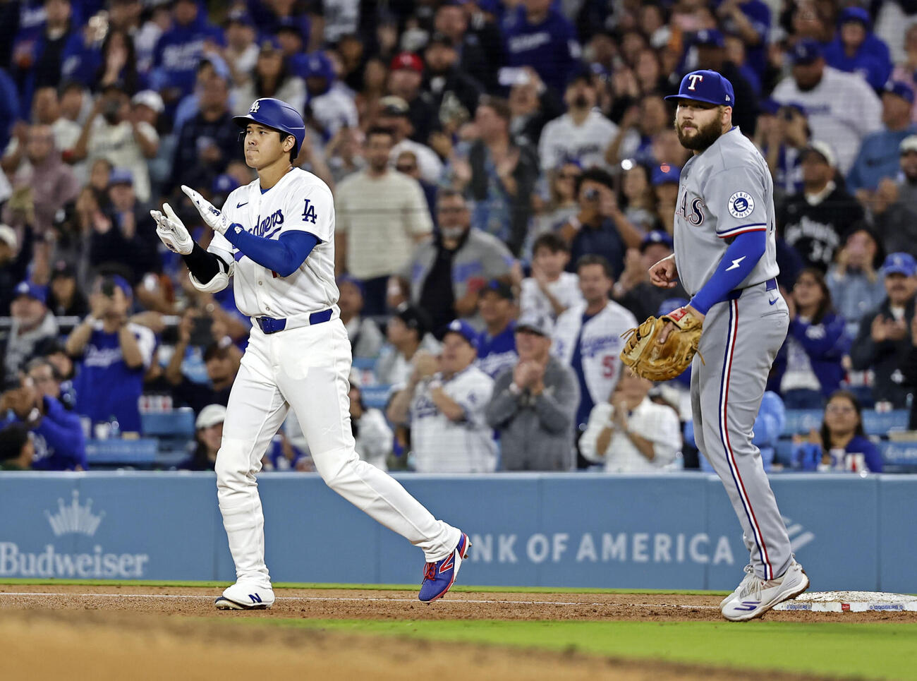 米大リーグ、レンジャーズ戦の5回、右前打で出塁したドジャース・大谷翔平（左）。昨季から44試合連続出塁とし、イチロー（マリナーズ）がマークした日本勢最長記録を更新した＝10日、ロサンゼルス（共同）