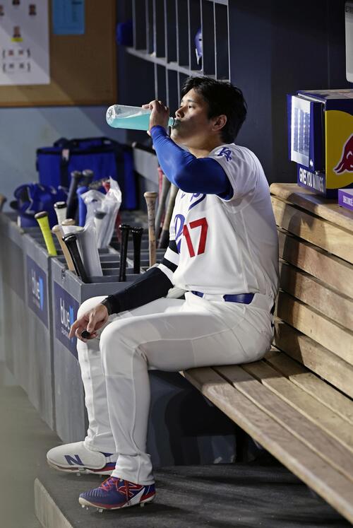 レンジャーズ戦のベンチで飲み物を口にするドジャース・大谷=ロサンゼルス(共同)