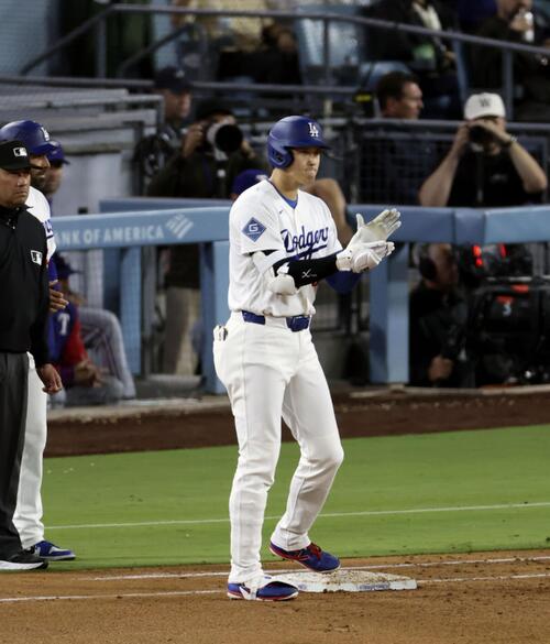 レンジャーズ戦の5回、右前打で出塁したドジャース・大谷翔平。昨季から44試合連続出塁とし、イチロー(マリナーズ)がマークした日本勢最長記録を更新した=10日、ロサンゼルス(共同)