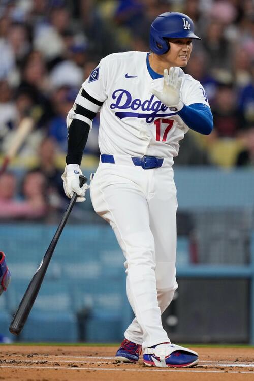 1回、ファウルを放った大谷(AP)