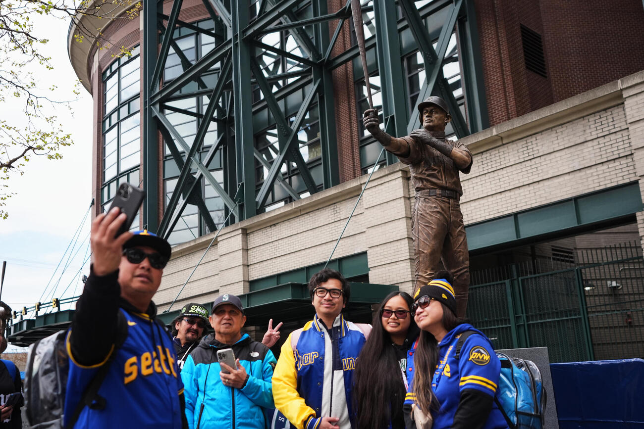 完成したイチローさん銅像とファン（AP）