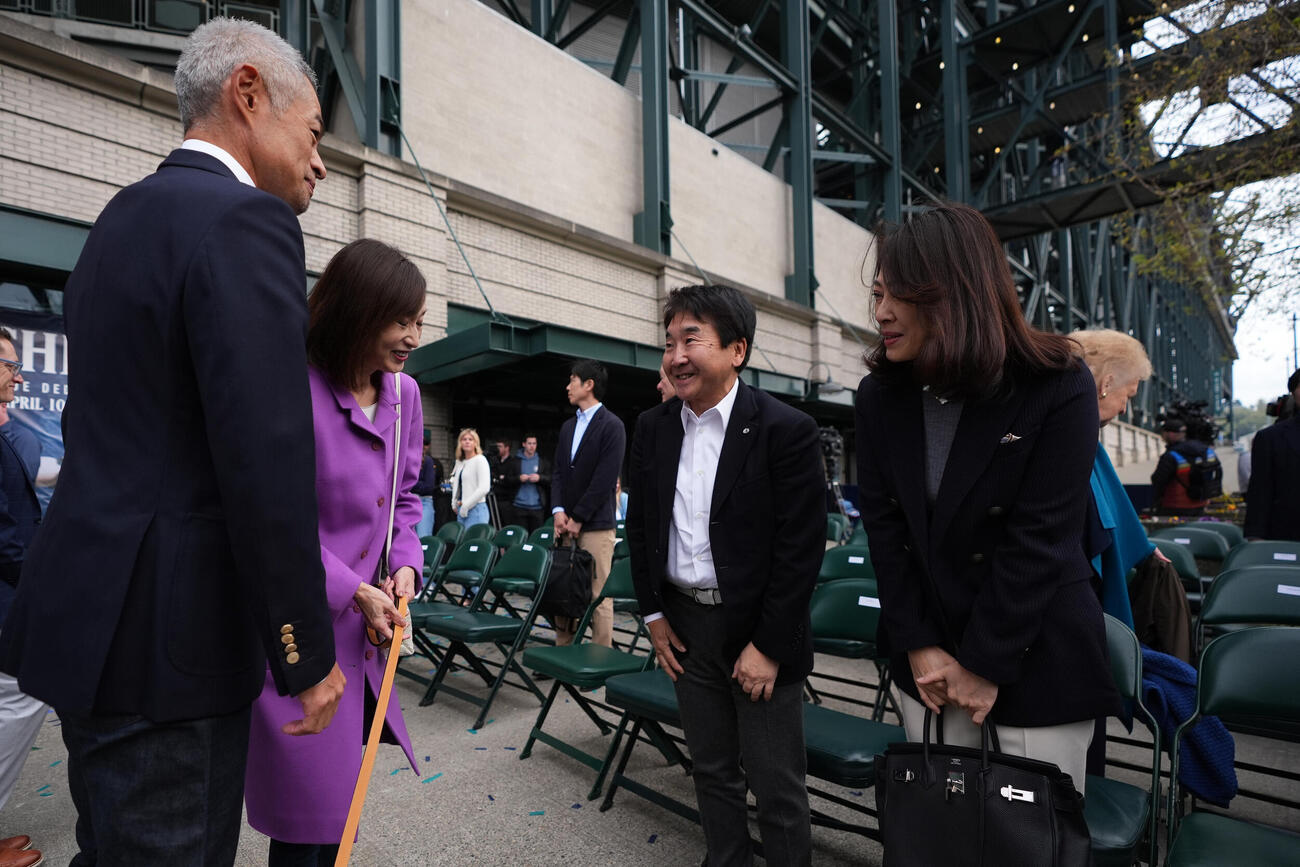 銅像の除幕式に出席イチローさんと弓子夫人（AP）