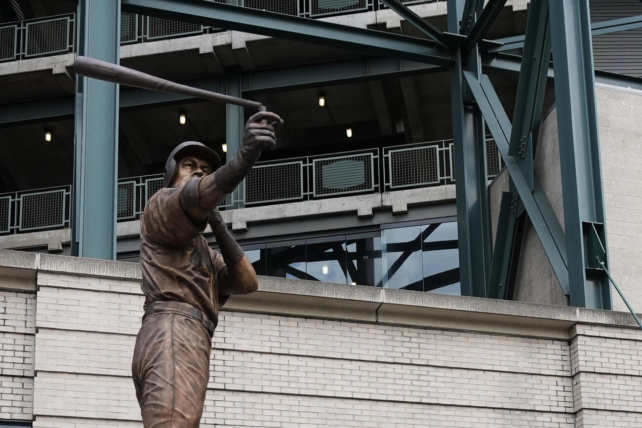 イチローさんの銅像除幕式では銅像のバットが折れてしまうハプニングもあった（AP)