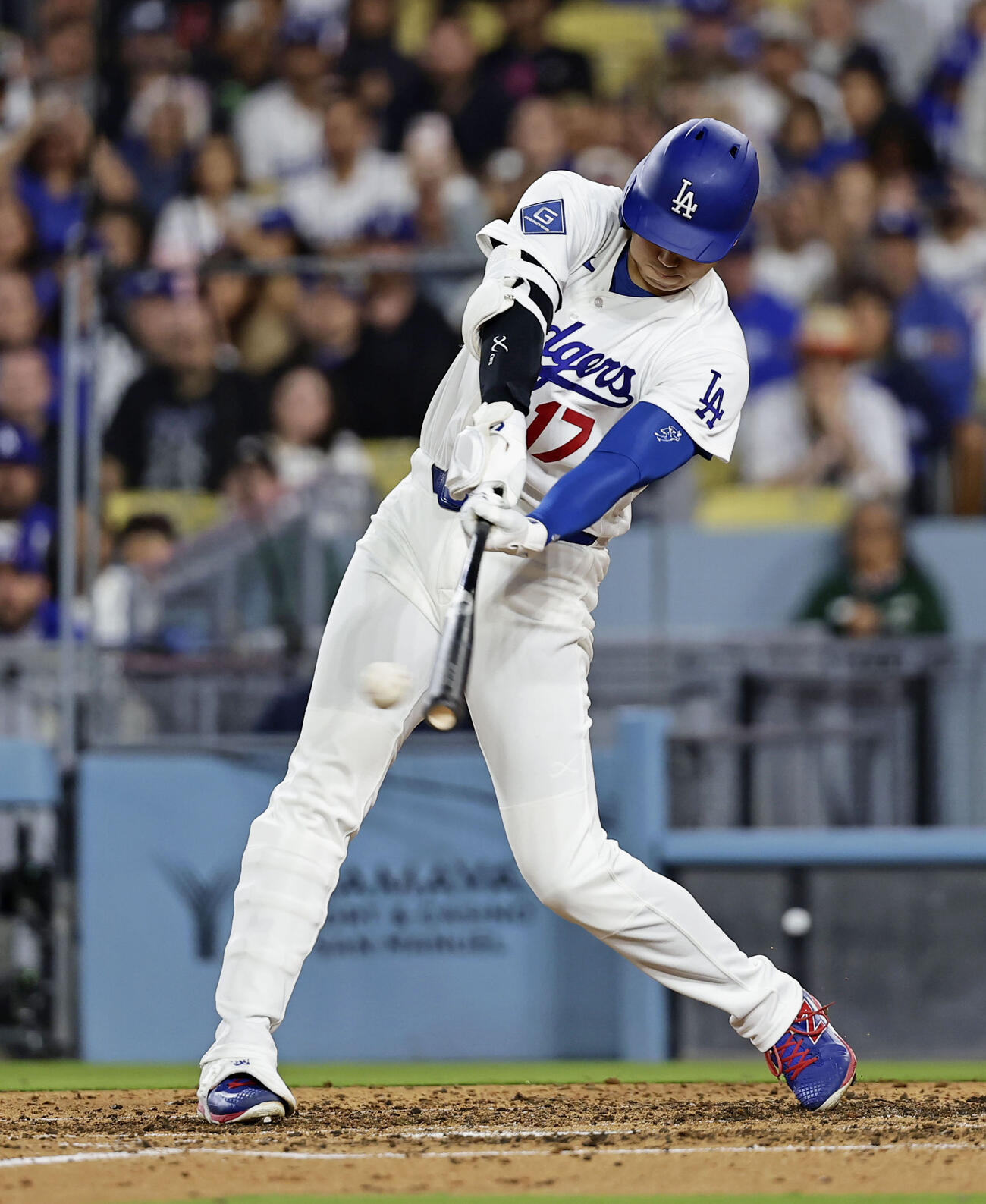 レンジャーズ戦の5回、右前打を放つドジャース・大谷翔平。昨季から44試合連続出塁とし、イチロー（マリナーズ）がマークした日本勢最長記録を更新した＝10日、ロサンゼルス（共同）